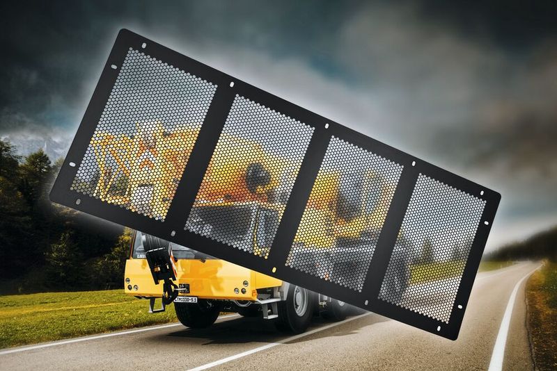 Platz 5: Stark wie Stahl, formvollendet wie die Natur – Im Vordergrund das von Schäfer Lochbleche einbaufertig gelieferte Luftfilterschutzblech, im Hintergrund der mobile Schwerlastkran LTM 1110-5.1 von Liebherr. (Bild: Schäfer Lochbleche)