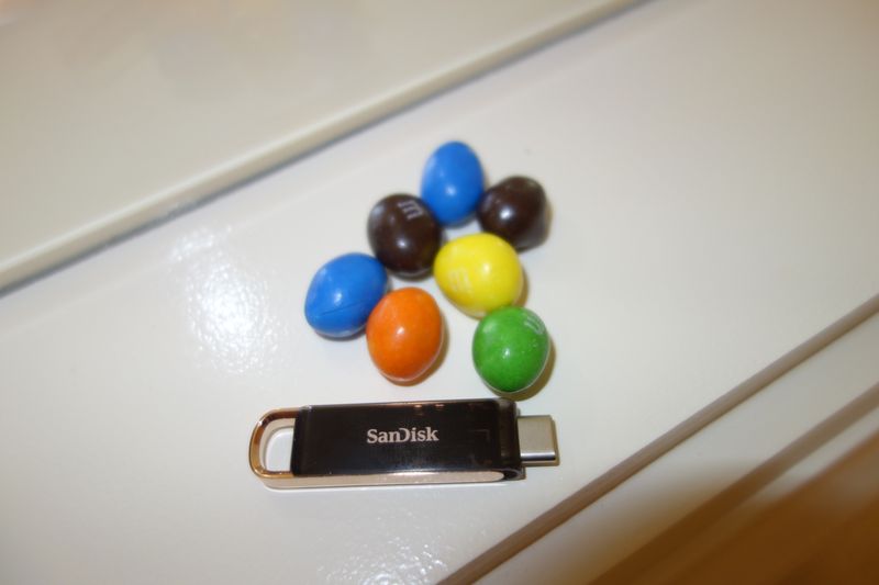 Klein aber ujujuj! In dem kleinen goldenen USB-Stick verbirgen sich 1 TB!!! (Bild: IT-BUSINESS)