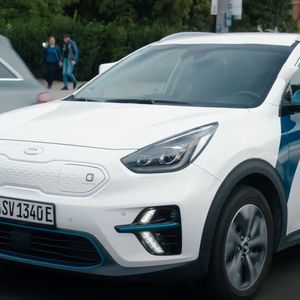 Bei Vay bewegt sich das Auto ohne Fahrer durch den Verkehr.(Bild:  Autoren-Union Mobilität/YouTube/Vay)