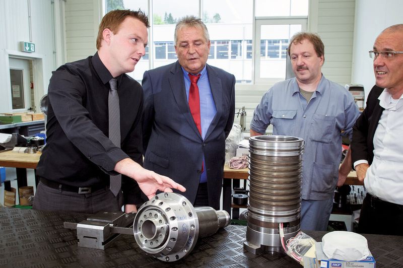 In vielen Ländern steht Schaublin Machines SA stellvertretend für Drehmaschine. Im Bild Rolf Muster (li., CEO, Mitinhaber) gemeinsam mit Douglas Spiesser (Verkaufsleiter) und René Hofer, (Leiter Spindelstockabteilung) sowie SMM-Redaktor M. Böhm in der Spindelmontage. (Bilder: Thomas Entzeroth)