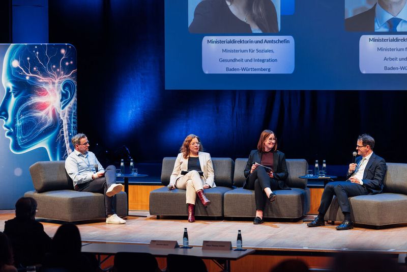 Beim nachmittäglichen Podiumstalk wurde das Bild mit den Perspektiven des Landes und Benannter Stellen komplettiert: Gunnar Ullrich (DNV Medcert GmbH; von links), Leonie Dirks (Ministerium für Soziales, Gesundheit und Integration Baden-Württemberg), Julia Steckeler (MedicalMountains GmbH) und Michael Kleiner (Ministerium für Wirtschaft, Arbeit und Tourismus Baden-Württemberg). (Bild: MedicalMountains GmbH/Eric Wetzel)
