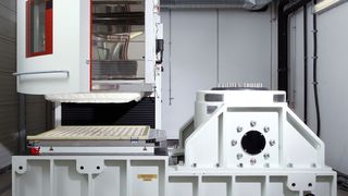 Das neue Batterieprpüfzentrum des VDE ist mit vielen Geräten wie dieser Schwinganlage ausgestattet. (Bild: VDE)