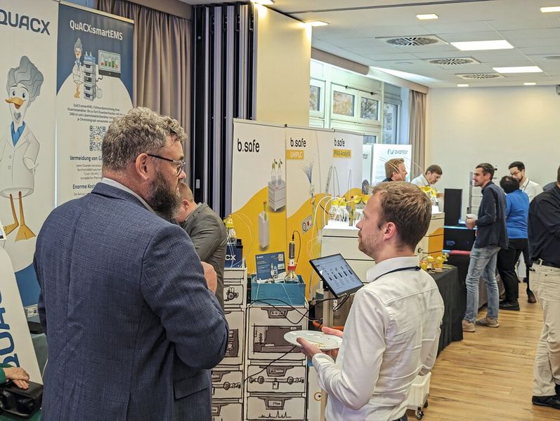 Eine der ausstellenden Firmen war Quacx, die unter anderem ein System für Eluentenmonitoring anbieten. Infos zum Praxistag HPLC finden Sie auf www.praxistag-hplc.de (Bild: VCG – C. Lüttmann)