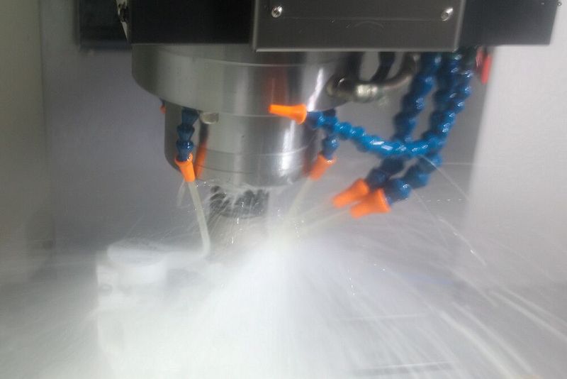 Unter Kühlschmierstoff geht*s richtig zur Sache. Die Universalbearbeitungszentren von YCM haben richtig Power. (Bild: Maschinenmarkt/rw)