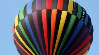 Virtualisierung gilt als eine Etappe auf dem Weg zur Cloud, Mobilität als Treiber für die Client-Virtualisierung. Bilder: Xoom - Motorola, Ballon - anavanz/Pixelio (Archiv: Vogel Business Media)