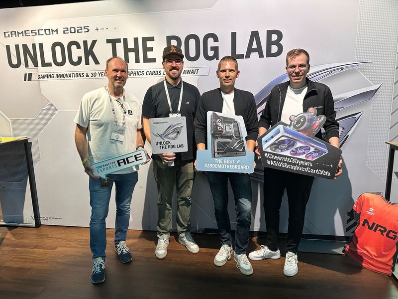 Das Wortmann-Team: (v. l.) Sven Öpping, Christian Wiechert und Jonas Ellersiek mit Robin Middeldorff (2. v. l., ASUS) kennen sich mit allen ASUS-Produkten aus. (Bild: Vogel IT-Medien GmbH)