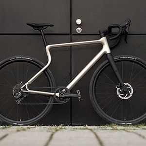 Die Stahlrahmenkonstruktion des Schotter-E-Bikes Waldwiesel.E wird in Großserie mittels Metall-3D-Druck gefertigt. Der spezielle Hinterbau federt das Hinterrad elastisch ab und gleicht dadurch Unebenheiten und Stöße aus.(Bild:  Urwahn/Purmundus Challenge)