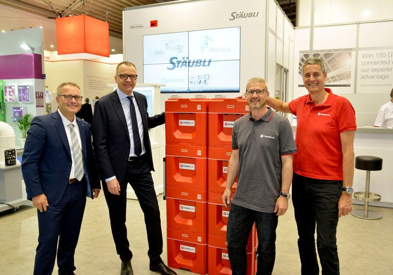 Matthias Mack, Global Segment Manager Photovoltaik Stäubli Electrical Connectors; Franco Delvecchio, CEO Stäubli Electrical Connectors und Mitglied der Stäubli-Konzernleitung;; Alessandro Medici, Firmenmitgründer des Intersolar-Award-Finalisten und CEO Power-Blox ; Alain Schilli, COO Power-Blox auf dem Stäubli-Messestand an der Intersolar in München (Stäubli Electrical Connectors)