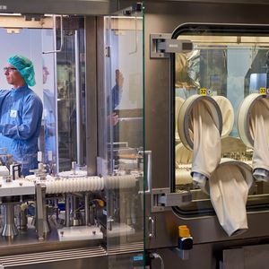 Die neue Hochtechnologielinie für Biologika (NAPA, New Aseptic Processing Area): Hier werden Insuline bei absoluter Keimfreiheit in Zylinderampullen abgefüllt.