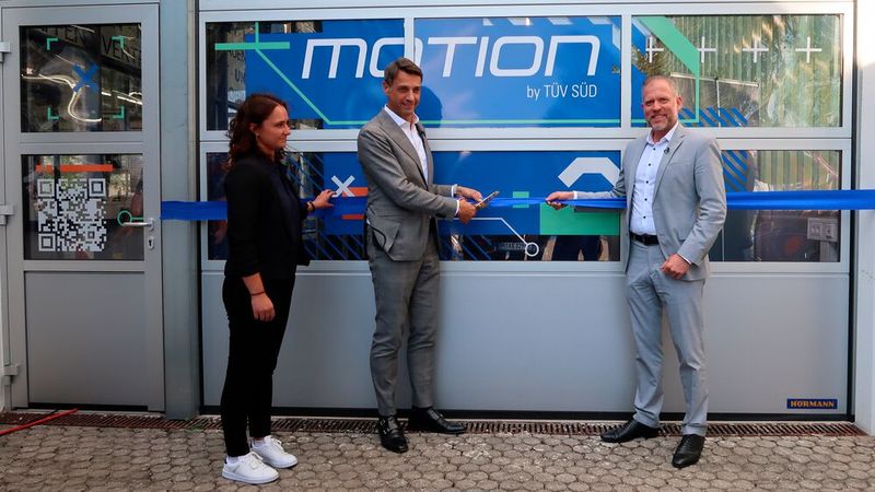 Bei der Eröffnung des PTI Lab: Patrick Fruth, CEO der TÜV-Süd-Division Mobility (Mitte), Julia Kronberger, Leitung Business Development Motion, und CTO Alexander Kraus(Bild:  Diehl – VCG)