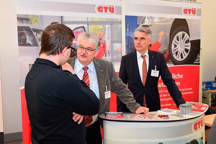 Die GTÜ-Vertreter Hermann Schenk (Mitte) und Wolfgang Hennig (re.) kümmerten sich mit Rat und Tat um die Teilnehmer. (Rubbel)