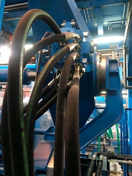 Volumenströme bis maximal 1.000 l/min werden mittels Hydraulikschläuchen vom Aggregat zur Maschine übertragen. (TI Automotive)