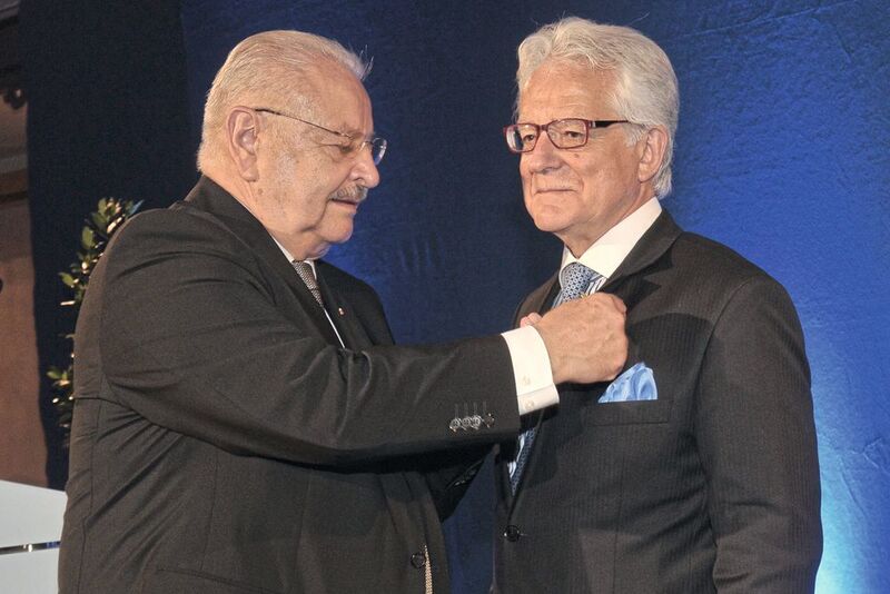 Glückwunsch: ZDK-Präsident Jürgen Karpinski steckt Harry Brambach die Ehrennadel in Gold an. (Bild: Zietz/»kfz-betrieb«)