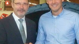 Gemeinsam für eine gute Ausbildung im Kfz-Gewerbe: Wolfgang Jardner (li., Niederlassungsleiter BMW Essen) und Marcel Seyer (Obermeister Kfz-Innung Essen). (Innung)