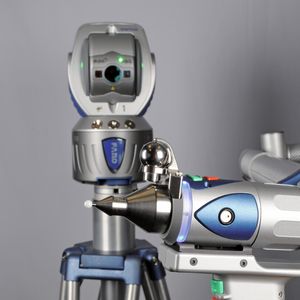 Bild 1: Der Track-Arm verbindet als Kombination von Laser-Tracker und Messarm die Möglichkeit, flexibel zu messen, mit großer Reichweite und Genauigkeit.
