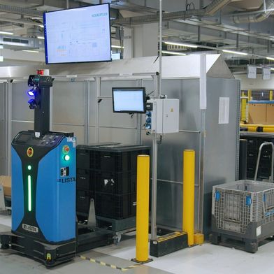 Interoperabilität in der Praxis: Moderne Leitstände orchestrieren herstellerübergreifende Flotten und integrieren autonome Transportmittel nahtlos in den digitalen Materialfluss. (Bild: Synaos)