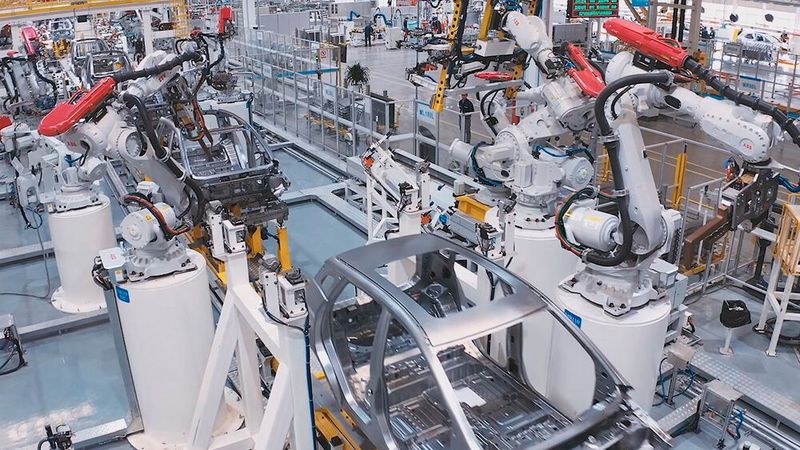 Geschwindigkeit und Flexibilität sind für Automobilhersteller ausschlaggebend, um den Umstieg auf Elektromobilität zu meistern. Dies wird sowohl neue als auch etablierte Hersteller veranlassen, der traditionellen linearen Fertigung den Rücken zu kehren und sich einer modularen, flexiblen Produktion zuzuwenden. (Bild: ABB)