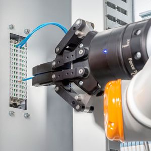 Weidmüller GmbH & Co. KG - Die SNAP IN-Anschlusstechnologie zeichnet sich durch eine einzigartige Kombination aus Anwenderfreundlichkeit und Innovationsstärke aus und hat die Verbindungstechnik grundlegend verändert. Bereits heute trägt SNAP IN dazu bei, Arbeitsabläufe effizienter und präziser zu gestalten. Zudem ist die Anschlusstechnologie auf die Anforderungen der Industrie 4.0 vorbereitet: SNAP IN ermöglicht die vollautomatisierte und robotergestützte Verdrahtung.(Bild:  Weidmüller GmbH & Co. KG)