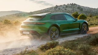 Optional gibt es beim Porsche Taycan Cross Turismo ein Offroad-Paket. (Bild: Porsche)