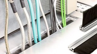 Der Kabeldurchlass KDR-BES-U von Icotek mit Bürstenleiste für den Schaltschrankboden wurde für individuelle Ausbrüche am Schaltschrank, IT-Schrank oder in der Maschinenwand entwickelt.  (Icotek)