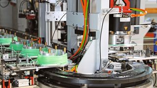 Von wegen schief gewickelt: Als zentrales Element für den Produkttransport ermöglicht XTS jede Menge Maschinenflexibilität und einen geringen Anlagen-Footprint. (Bild: Beckhoff)