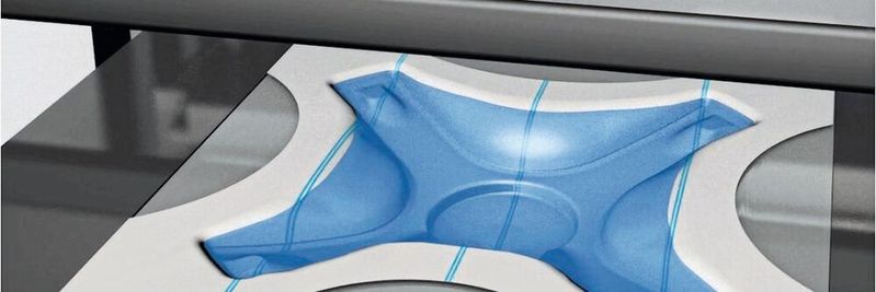 Die eigens für die Außenhochdruckumformung (AHU) konzipierte Hydroform-Maschine Form Balancer formt mithilfe eines Fluides (Wasser-Emulsion) unter hohem Druck Blechplatinen in die gewünschte Geometrie.(Bild:  Fluid Forming)