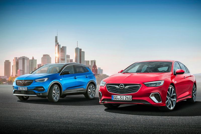 Im Zentrum des IAA-Auftritts von Opel stehen die Premieren des Grandland X (li.) und des Insignia GSi. (Opel)
