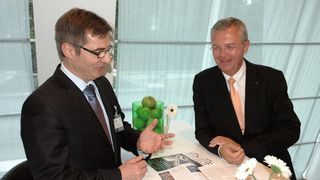 Dematic-Vertriebsleiter Thomas Metz (links) und Prof. Dr. Michael ten Hompel, Leiter des Fraunhofer Instituts für Materialfluss und Logistik (IML) erklären die zellulare Intralogistik mit ihren autonom agierenden Shuttle-Fahrzeugen.  (Bild: Unruh)