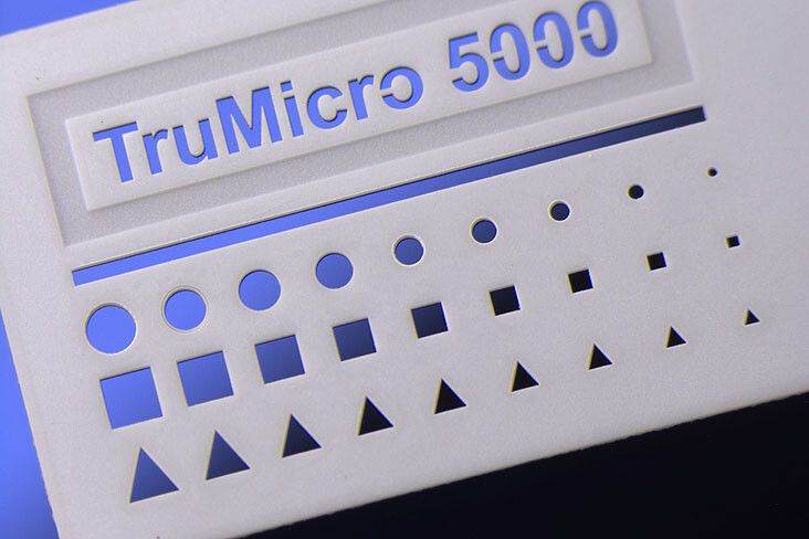 Mit dem Laser in Keramik geschnittene Durchbrüche, samt Beschriftung. (Bild: Trumpf)