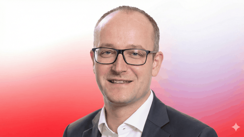 Dr. Volker Lindenau (Foto) wurde im Rahmen der turnusmäßigen Neuwahlen bereits Ende November 2025 zum neuen Vorsitzenden des Fachbereichs Elektrische Antriebe gewählt. Er folgte auf Dr. Jörg Hassmann (Siemens).(Bild:  ABB / KI-Bearbeitung: Gemini)