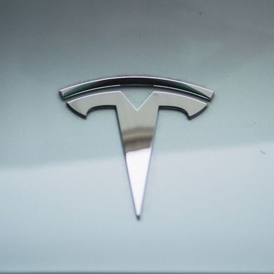Tesla will den Streit um die Benamung des Assistenzsystems beenden. (Bild: frei lizenziert)
