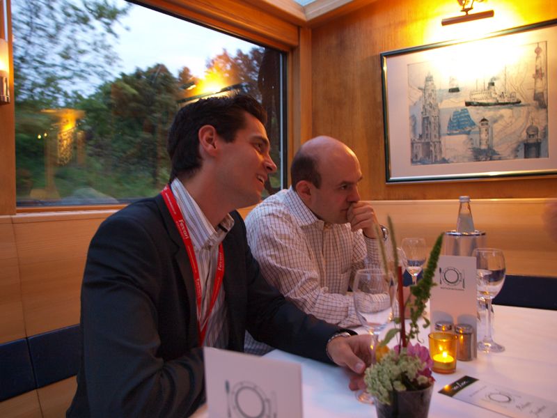 Dirk Krüger (Ferrari Electronic) und Uwe Sonnenschein (Glück & Kanja Consulting) bei der abendlichen Fahrt auf Spree und Landwehrkanal. (Archiv: Vogel Business Media)