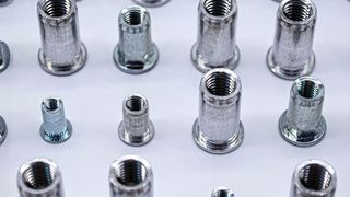 Blindnietmuttern kommen in Industrie und Handwerk überall dort zum Einsatz, wo tragfähige und hochwertige Gewinde in dünne Bleche eingebracht werden müssen. (Bild: Gesipa)