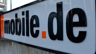 Neuerungen im Neuwagenbereich: Mobile.de verweist Kaufinteressenten künftig nur noch auf Bestandsfahrzeuge von Händlern. Anfragen zu vollkonfigurierten Bestellfahrzeugen sind dann nicht mehr möglich. (Achter / »kfz-betrieb«)