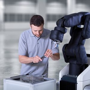 Der mobile Bosch-Produktionsassistent Apas kann dank seiner speziellen Sensorhaut ohne Schutzvorrichtungen in der Produktion direkt mit Menschen zusammenarbeiten.