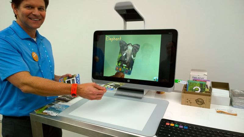 Der US-amerikanische Software-Hersteller Alive Studios hat das Letters alive Kit auf den Sprout portiert. Das Kit besteht aus Lernkarten, die von einer Kamera erfasst und durch Animationen und interaktive Elemente ergänzt, zum Erlernen von Buchstaben dienen. (Bild: Vogel-IT)
