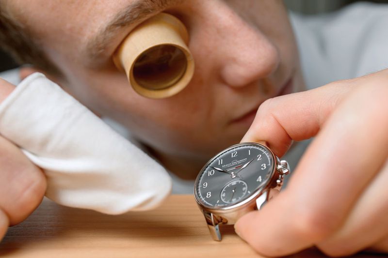 Die Ganggenauigkeit der Uhr wird einreguliert und die Tragebewegung simuliert – auf Basis der Testergebnisse können weitere Feinjustierungen vorgenommen werden. (Moritz Grossmann)