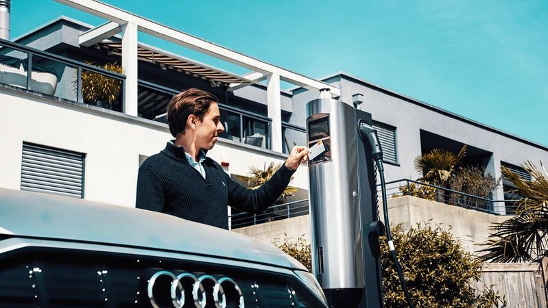 Zu teuer? Augen zu und Karte durch! An Ladesäulen für Elektroautos können unvorbereitete Nutzer kostspielige Überraschungen erleben.(Bild:  Juice)