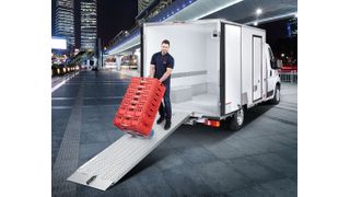 Der Kühlaufbau „Runner“ hat eine integrierte Laderampe. Sie kann man bei Bedarf ausziehen, was das Aus- und Einladen von Roll-
containern vereinfacht. (Kiesling)