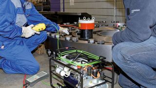 Bild 1: Damit der Werker nicht versehentlich einen falschen Druck auf den Spannzylinder geben und dadurch die Schraube beschädigen oder nicht fest genug vorspannen kann, lässt sich die Bedieneinheit des Spannzylinderaggregats im Vorfeld für den individuellen Montageeinsatz programmieren. (Bild: Plarad)