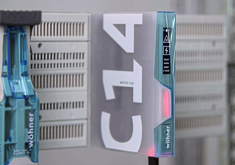 Bild 2:  Die Signalisierung im Gehäuse des Motus C14 informiert über den möglichen Fehler. Hat etwa der Motor einen Kurzschluss in der Wicklung, dann leuchtet die Lastseite rot (Abschaltung des Motors). Eine gelbe Gerätebeleuchtung signalisiert zum Beispiel, dass die zulässige Temperatur zu hoch ist (Bild 1). (Bild: Wöhner)