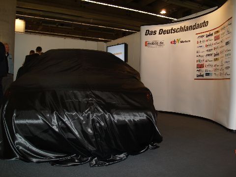 Mobile.de und Ebay Motors präsentierten das Deutschlandauto 2010 auf der Automechanika. (Archiv: Vogel Business Media)