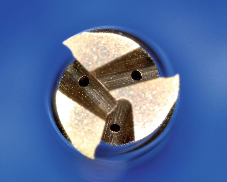 Eskenazi entwickelte in einem Forschungsprojekt ein neues Kühlkanalsystem und legte den Kühlkanal zentrisch ins Werkzeug. Die Seitenkanäle werden anschliessend mittels Laserverfahren prozesssicher gelasert. (Bild: Eskenazi – CTI)