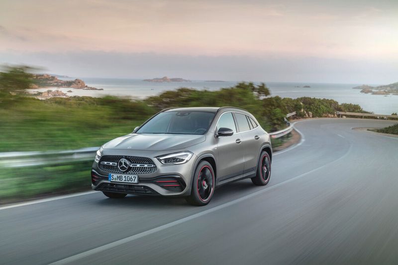 Der Mercedes GLA bleibt seiner dynamsichen Linie treu. (Daimler)