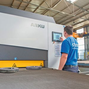 Sauber entgratete Brennschneidteile erhält die Eisen- und Stahlhandel Straub GmbH mit der Edgebreaker-Maschine von Arku.