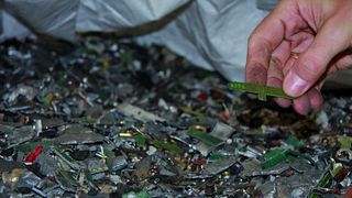 Zerkleinerte Platinen sind eine mögliche Lagerstätte für die wertvollen Metalle. Wissenschaftler suchen einen Weg, diese zu nutzen. (Prof. Kerstin Kuchta, UHH - TU Hamburg-Harburg)
