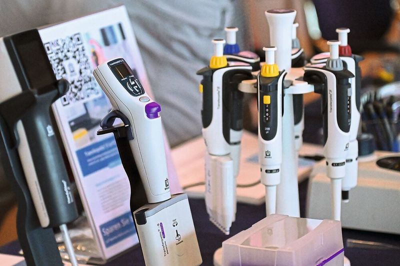 Pipetten wie die hier am Stand von Brand sind auf den LAB-SUPPLY-Messen ein besonders beliebtes Ausstellungsstück. Schließlich kann man sie direkt testen und selbst ausprobieren, wie sie in der Hand liegen.   Mehr Infos zu den kommenden LAB-SUPPLY-Messen finden Sie auf www.lab-supply.info (Bild: Stefan Stark)