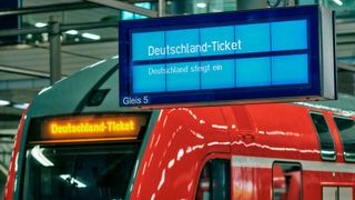 Das Deutschlandticket berechtigt für 49 Euro pro Monat bundesweit zur Fahrt im gesamten Nah- und Regionalverkehr. (Bild: Deutsche Bahn AG / Dominic Dupont)