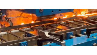 Schraubenkopfumformung mit Wärme: In der Induktionsstufe werden die Köpfe der Rohlinge auf über 1.000 °C erwärmt. (Bild: Aachener Maschinenbau)