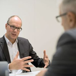 Sieht durch das Aufbrechen der monolithischen Strukturen in der Porzessautomatisierung mehr Wettbewerbschancen für alle kommen. Dr. Jürgen Brandes, CEO der Siemens Division Process Industries and Drives. Hier im Gespräch mit Gerd Kielburger, Chefredakteur PROCESS.